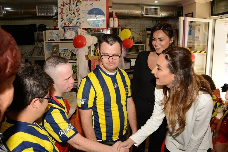 Ünlü güzellerden Down Sendromlu gençlere destek!