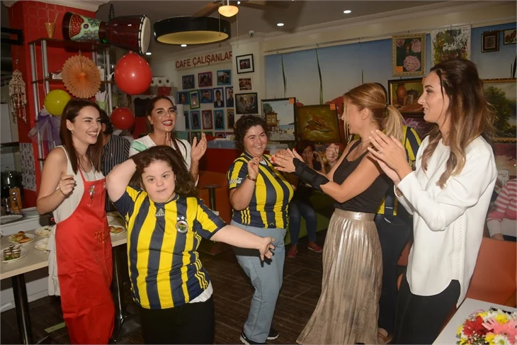Ünlü güzellerden Down Sendromlu gençlere destek!
