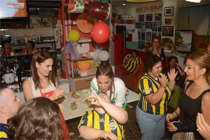 Ünlü güzellerden Down Sendromlu gençlere destek!