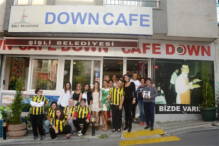 Ünlü güzellerden Down Sendromlu gençlere destek!