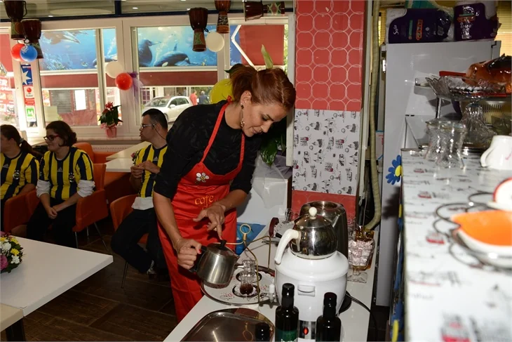 Ünlü güzellerden Down Sendromlu gençlere destek!