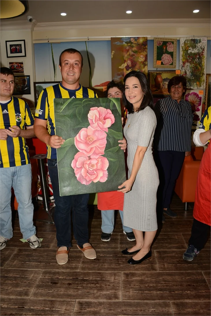 Ünlü güzellerden Down Sendromlu gençlere destek!
