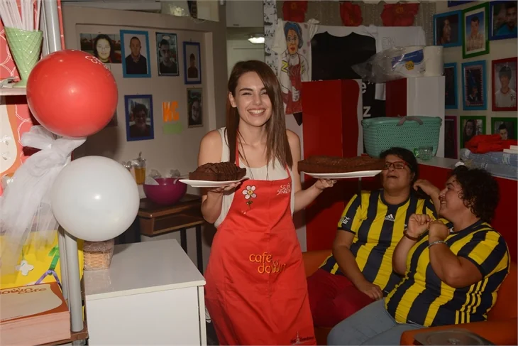 Ünlü güzellerden Down Sendromlu gençlere destek!
