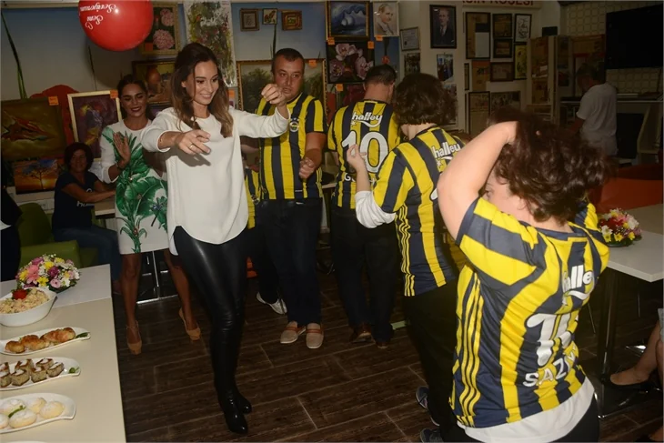 Ünlü güzellerden Down Sendromlu gençlere destek!