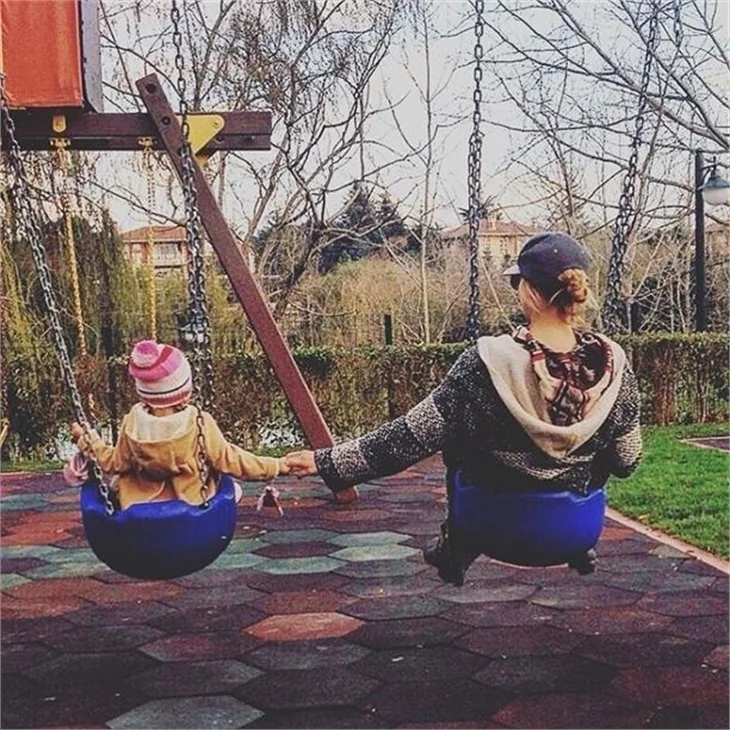 İşte Meryem Uzerli ve kızı Lara...