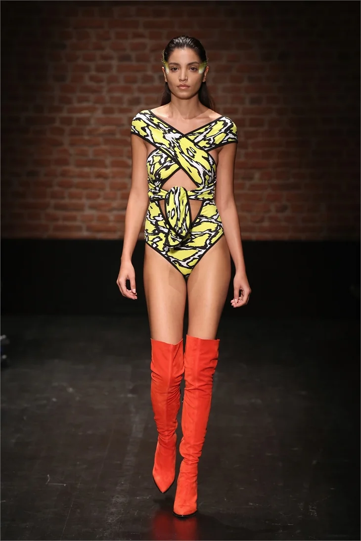 Fashion Week'ten renkli görüntüler
