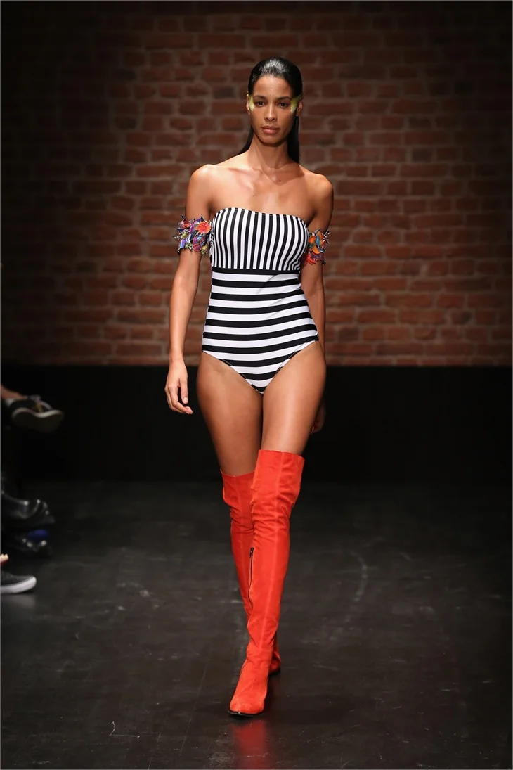 Fashion Week'ten renkli görüntüler