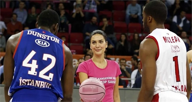 Hava atışı Sinem Kobal’dan