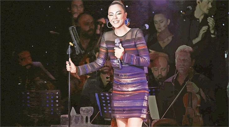 Ebru Gündeş tektaşını çıkarttı!