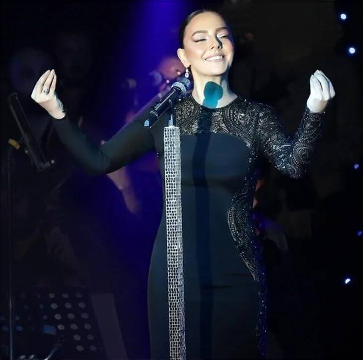 Ebru Gündeş tektaşını çıkarttı!
