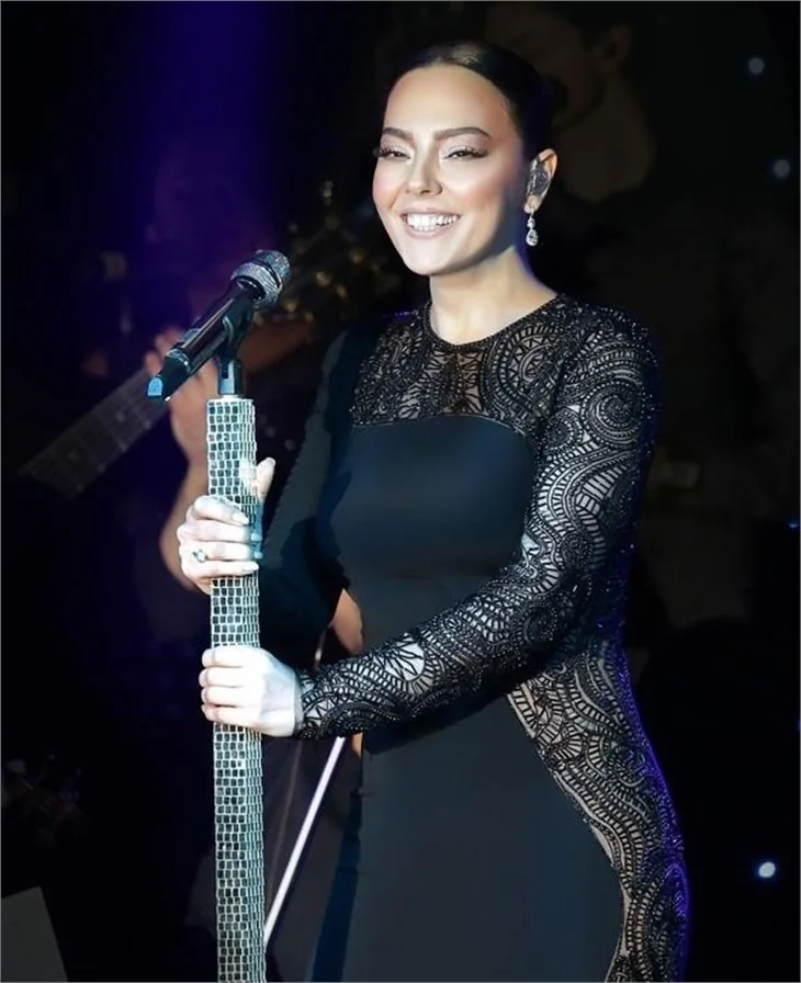 Ebru Gündeş tektaşını çıkarttı!