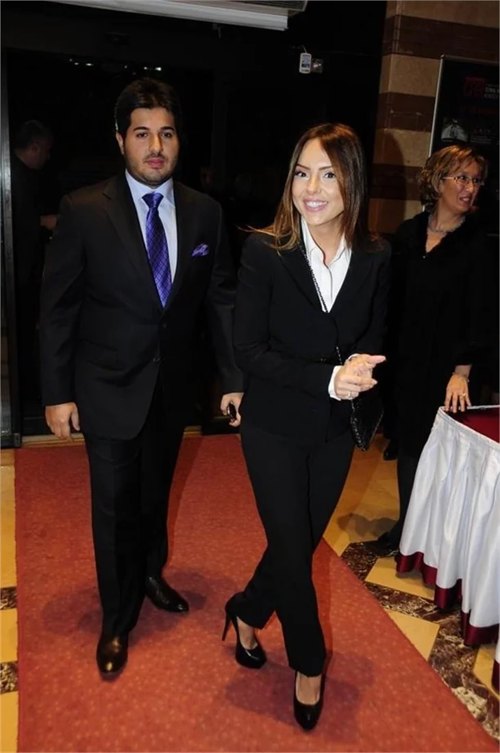 Ebru Gündeş tektaşını çıkarttı!