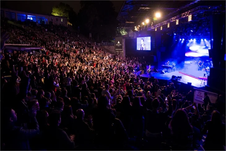 Kenan Doğulu konserine ünlü çıkarması!
