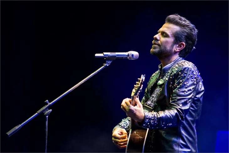 Kenan Doğulu konserine ünlü çıkarması!