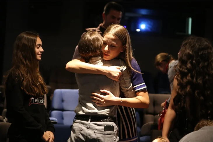Serenay Sarıkaya'dan "İkimizin Yerine" sürprizi!