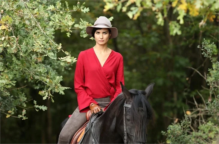 Tuba Büyüküstün ile Kıvanç Tatlıtuğ'dan 'Cesur ve Güzel' pozlar