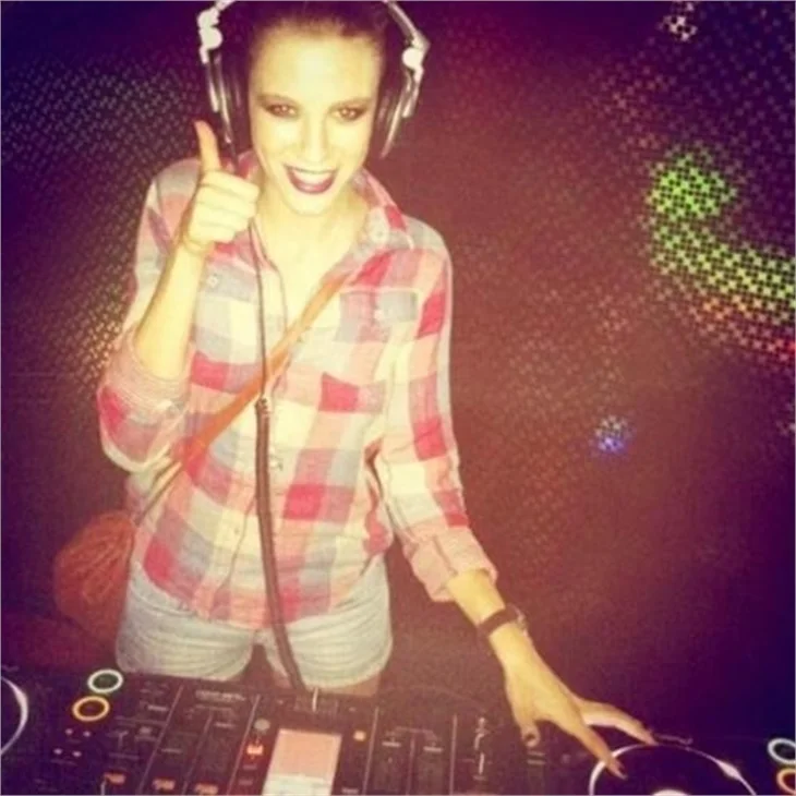 Serenay Sarıkaya ekranlara dönüyor