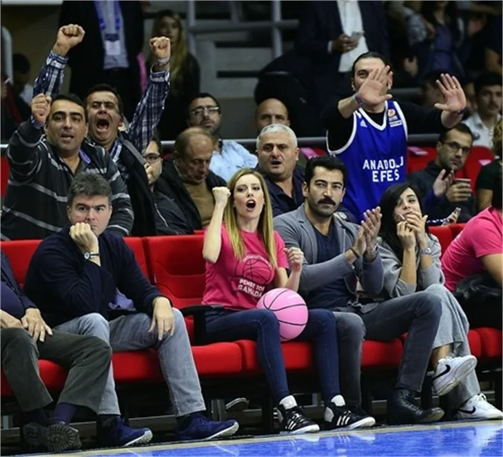 Maçı değil, Sinem Kobal'ı izlediler...