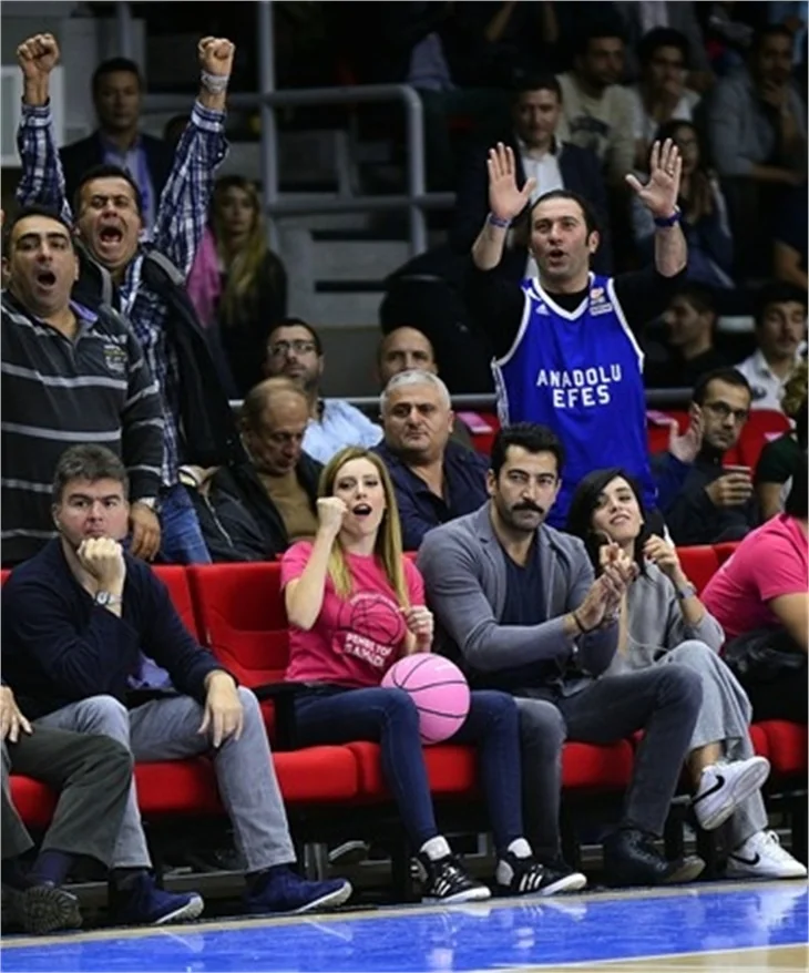 Maçı değil, Sinem Kobal'ı izlediler...