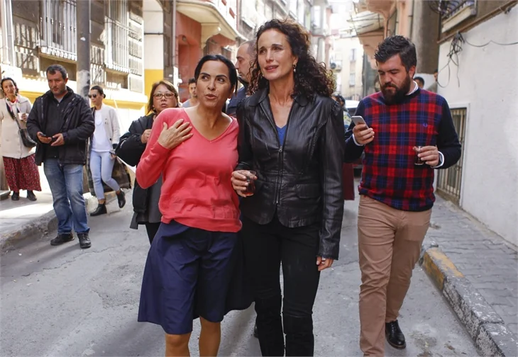 Dünyaca ünlü oyuncu Andie MacDowell, Paramparça setinde!