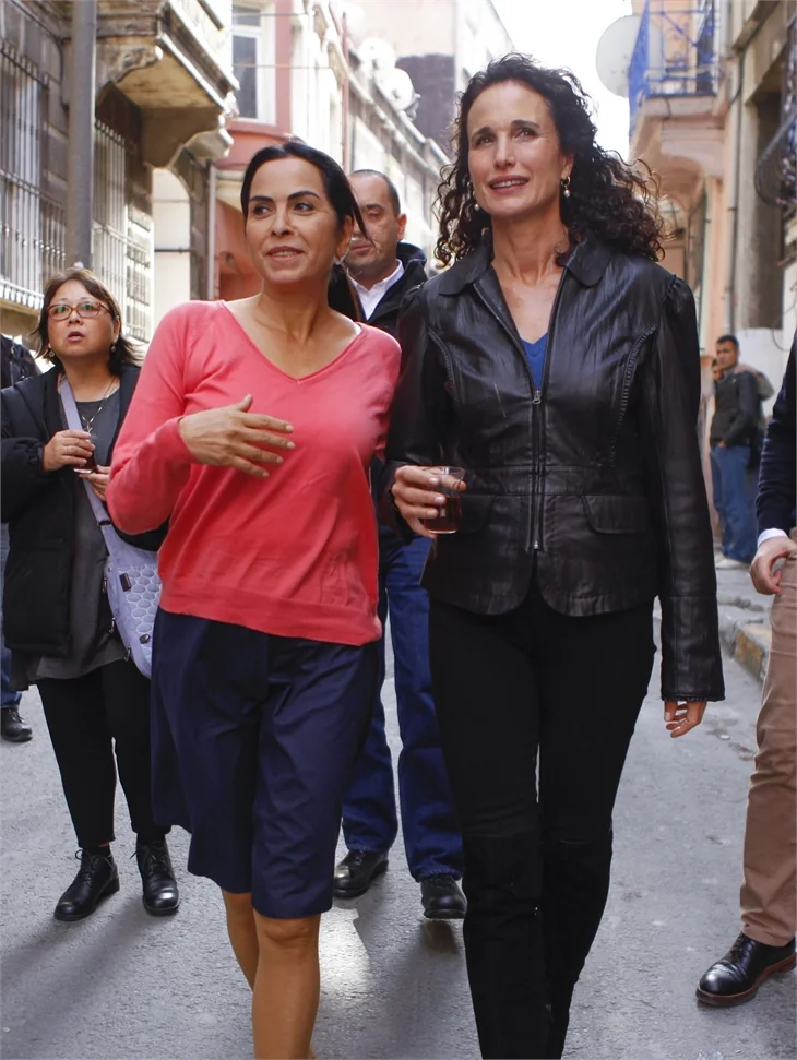 Dünyaca ünlü oyuncu Andie MacDowell, Paramparça setinde!