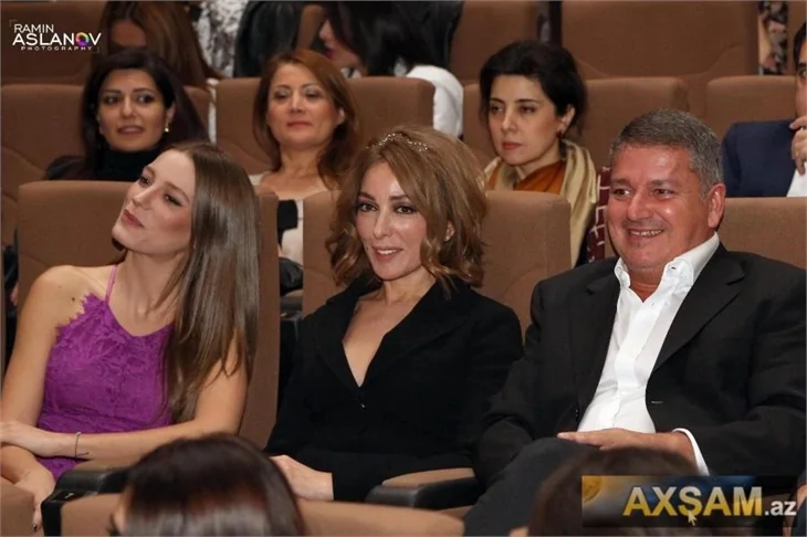 Serenay Sarıkaya ve Zerrin Tekindor, Bakü'de