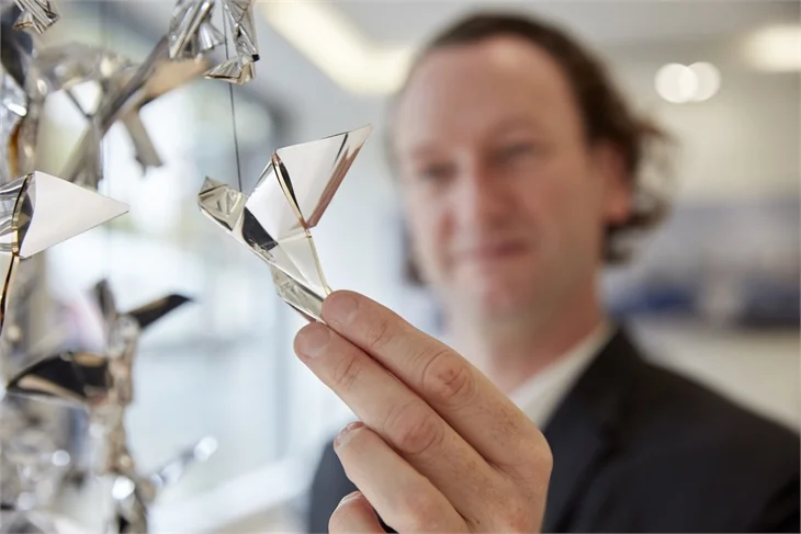 Rolls-Royce ve Charles Kaisin ev sahipliğinde Londra tesisi kutlaması için sürrealist akşam yemeği!