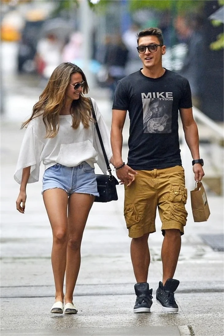 Mesut Özil'in sevgilisi Mandy Capristo, Özil'i sildi!