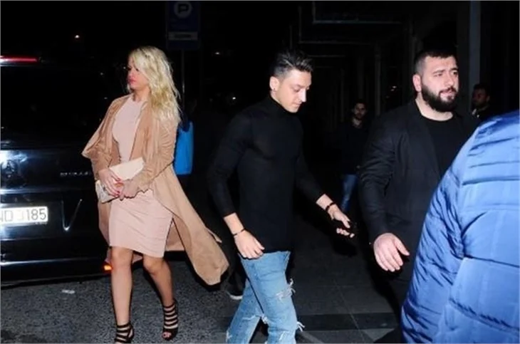 Mesut Özil'in sevgilisi Mandy Capristo, Özil'i sildi!