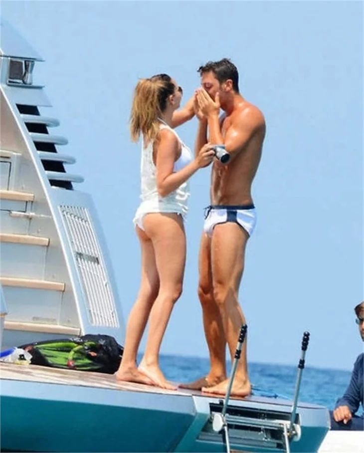 Mesut Özil'in sevgilisi Mandy Capristo, Özil'i sildi!