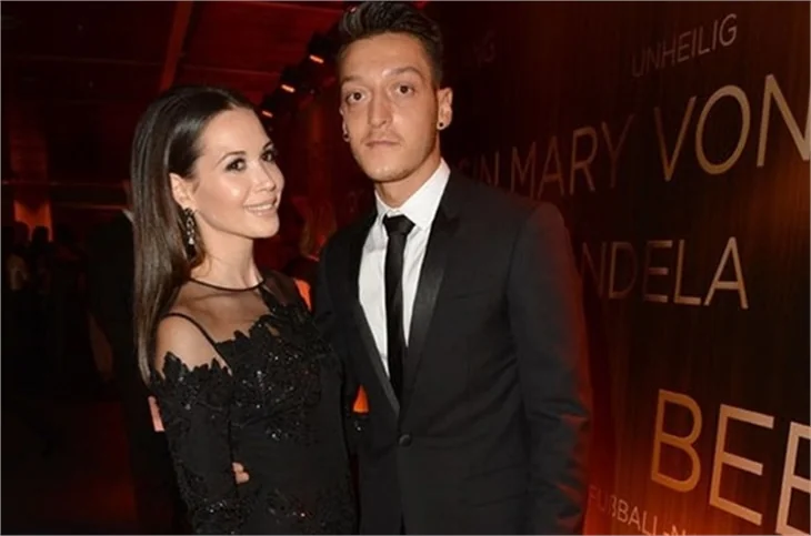 Mesut Özil'in sevgilisi Mandy Capristo, Özil'i sildi!