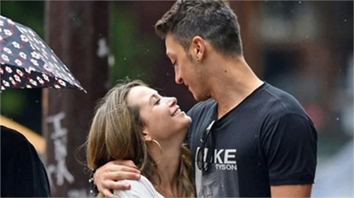 Mesut Özil'in sevgilisi Mandy Capristo, Özil'i sildi!