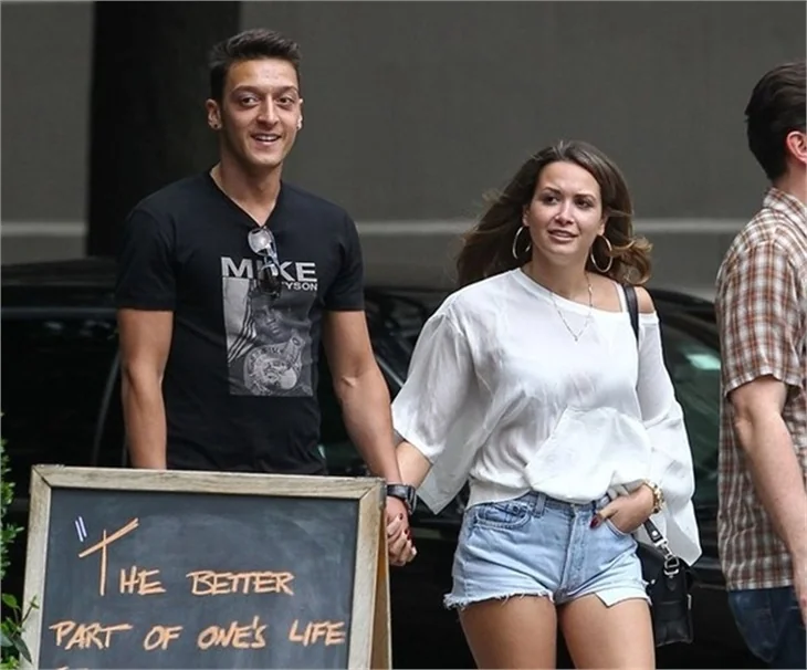 Mesut Özil'in sevgilisi Mandy Capristo, Özil'i sildi!