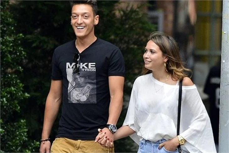Mesut Özil'in sevgilisi Mandy Capristo, Özil'i sildi!