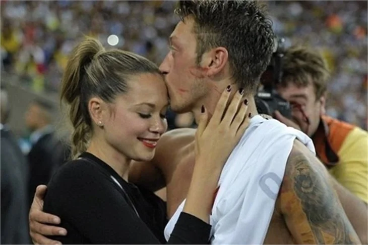 Mesut Özil'in sevgilisi Mandy Capristo, Özil'i sildi!