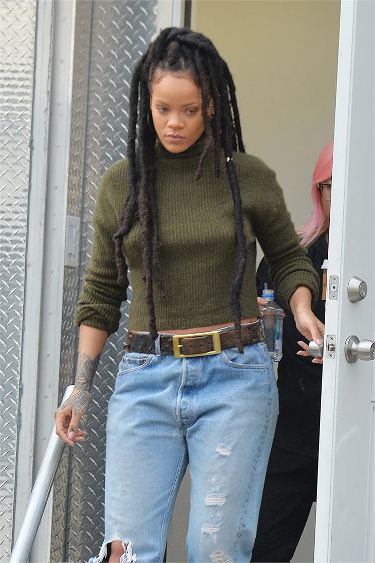 Rihanna sokağa sütyensiz çıktı
