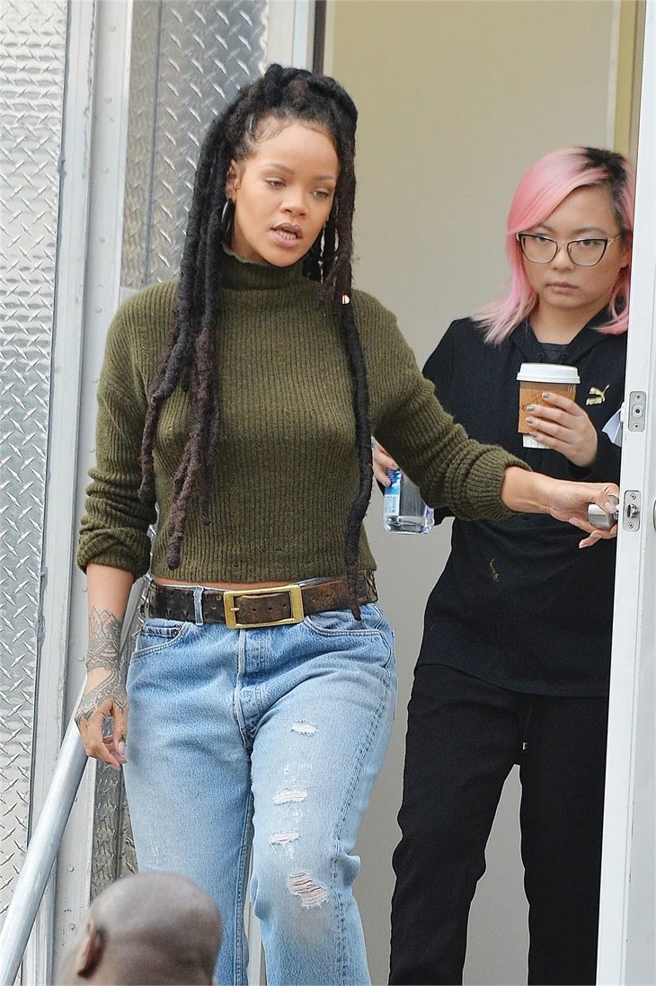 Rihanna sokağa sütyensiz çıktı