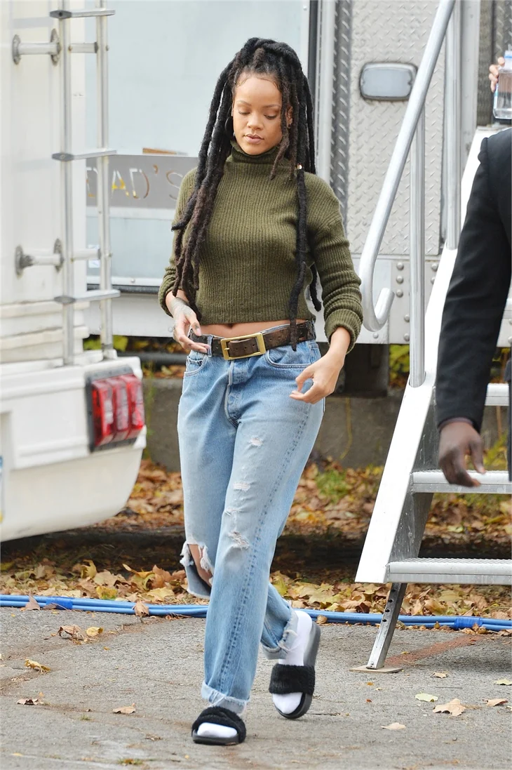 Rihanna sokağa sütyensiz çıktı