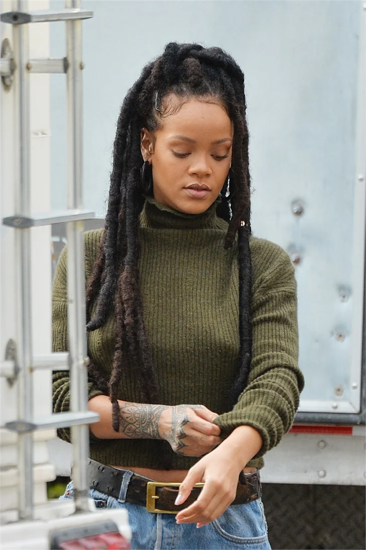 Rihanna sokağa sütyensiz çıktı