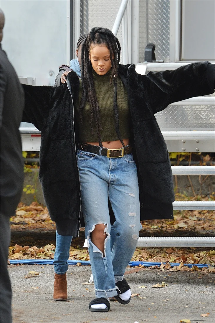 Rihanna sokağa sütyensiz çıktı