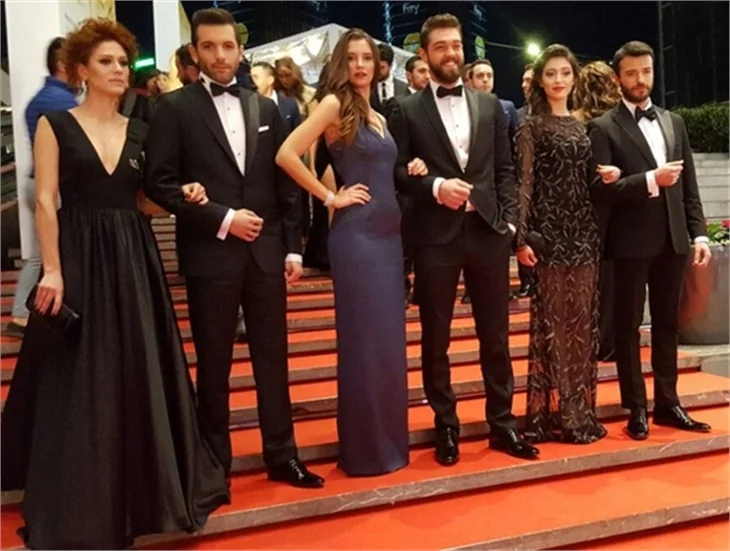 Altın Kelebek Ödülleri'nin kırmızı halısında şıklık yarışı