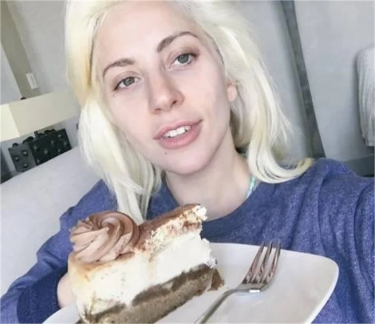 Ünlülerden makyajsız selfie'ler