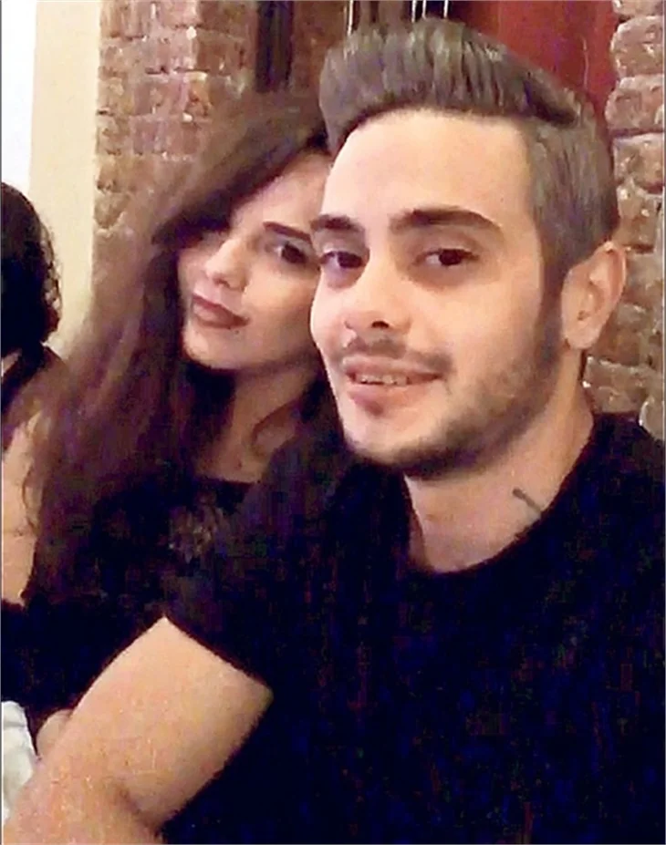 Rüzgar Erkoçlar sevgilisiyle el ele