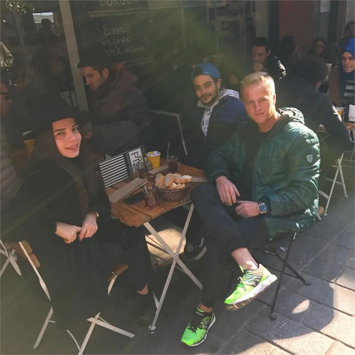 Rüzgar Erkoçlar sevgilisiyle el ele