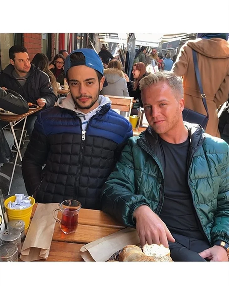 Rüzgar Erkoçlar sevgilisiyle el ele