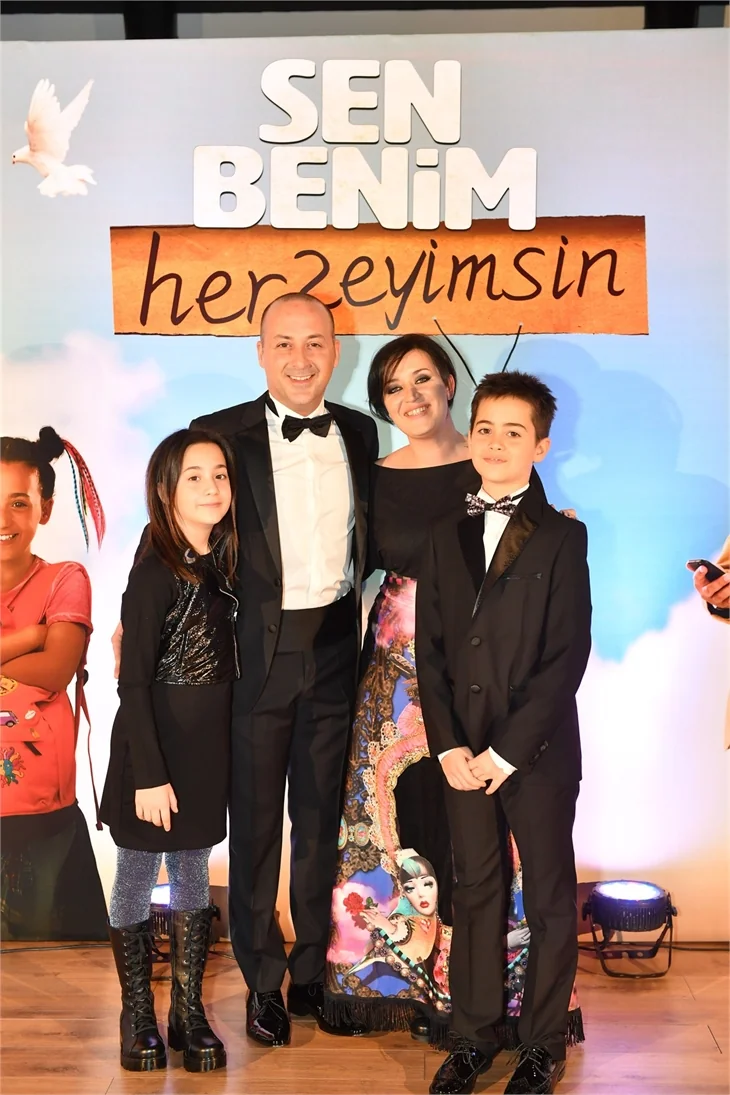 Çevik ailesi tam kadro "Sen Benim HerŞeyimsin"in galasında!