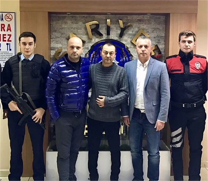 Ünlüler polislerin yanında!