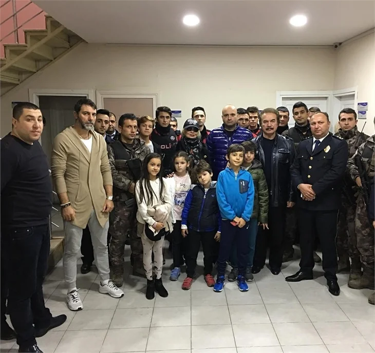 Ünlüler polislerin yanında!