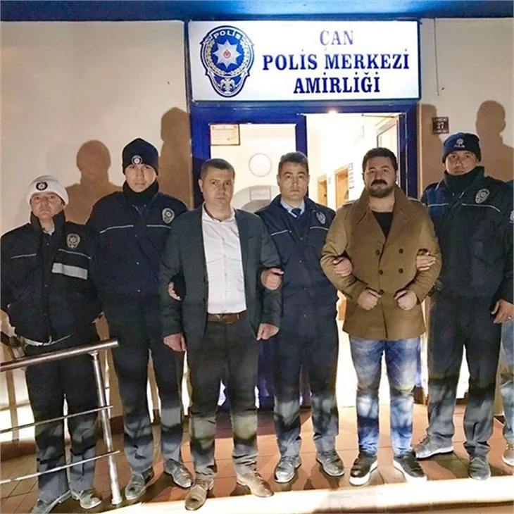 Ünlüler polislerin yanında!