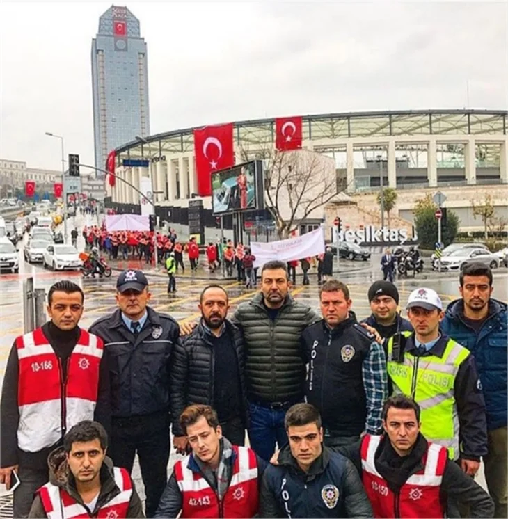 Ünlüler polislerin yanında!